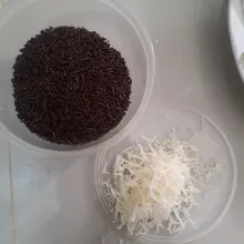 Parut keju menggunakan parutan keju. Siapkan juga meises coklat.