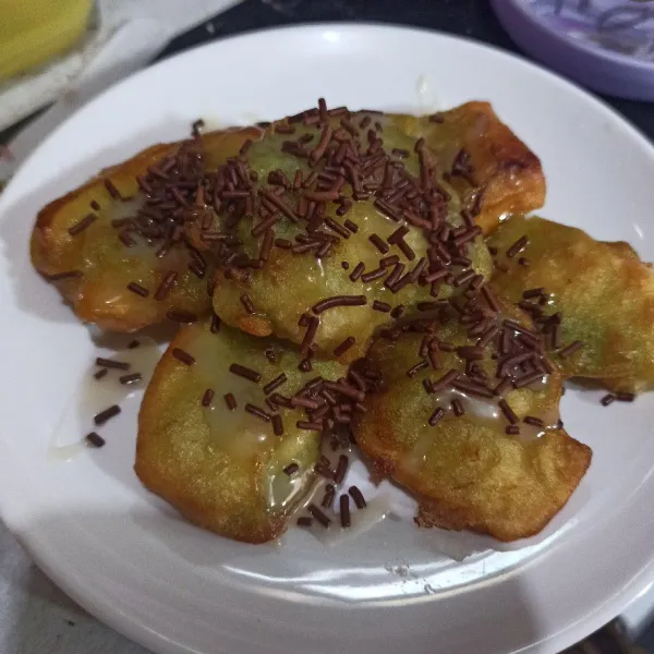 Beri bahan toping, sajikan.