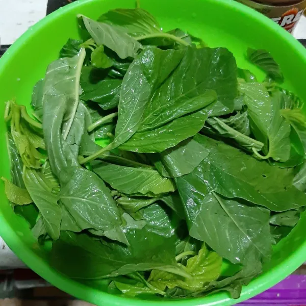 Petik daun bayam lalu cuci bersih.