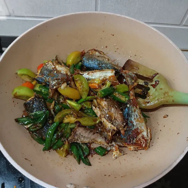 Lalu masukkan ikan goreng dan air. Aduk merata koreksi rasa. Jika sudah pas. Matikan kompor.