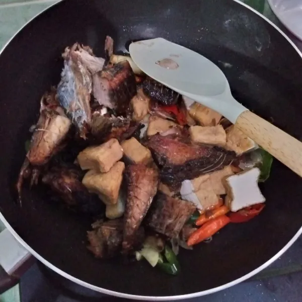 Masukkan tuna, tahu bentet dan cabe utuh.