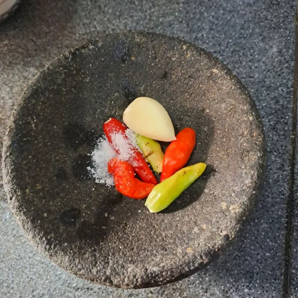 Masukan cabe bawang putih dan garam haluskan.