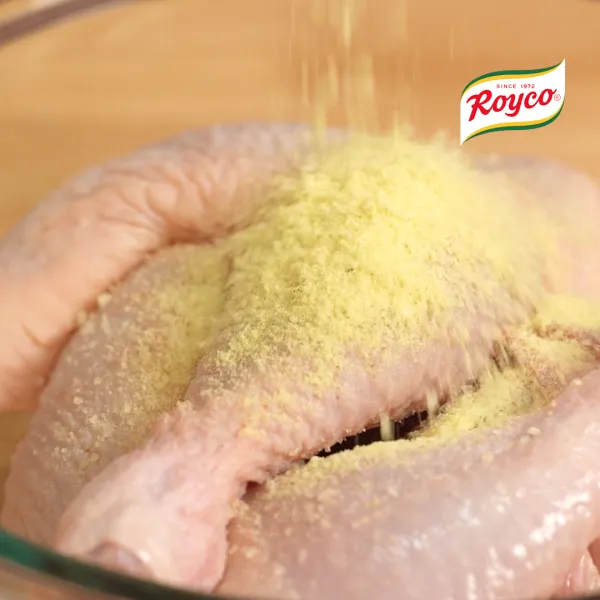 Cuci bersih dan keringkan.
Masukan ayam ke dalam wadah terpisah, lalu masukan Royco ayam, dan pijat sampai merata.