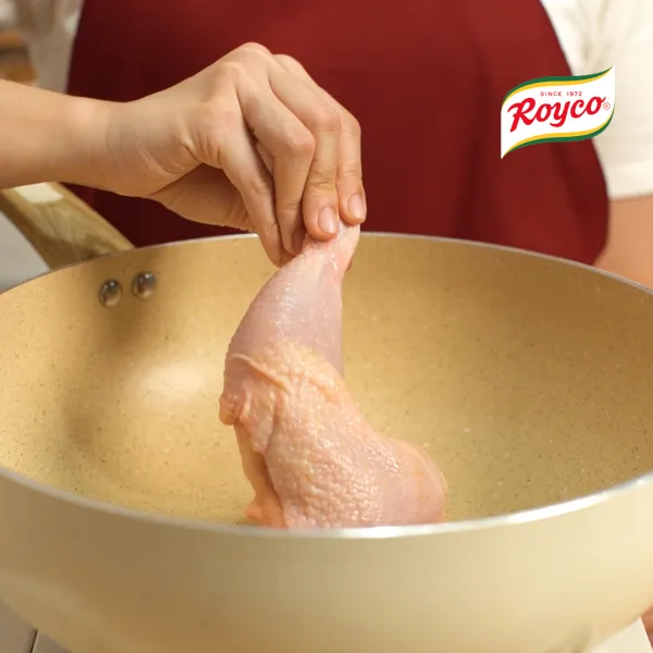 Siapkan panci, masukan ayam yang sudah dibumbui Royco kedalam panci.