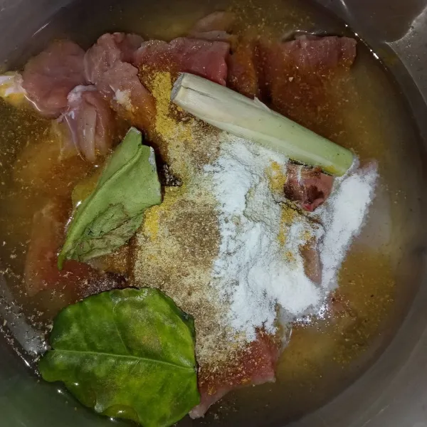 Masukkan semua bumbu menjadi satu.