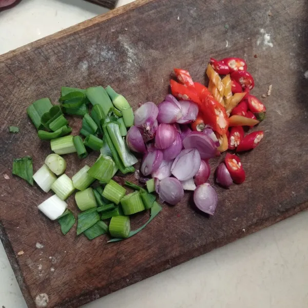 Iris bawang merah, daun bawang dan cabe.