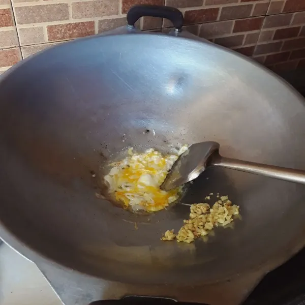 Goreng telur dan orak arik.