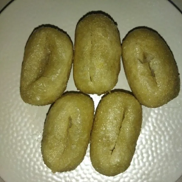 Goreng pempek hingga matang, angkat lalu belah tengahnya, isi dengan isian, sajikan selagi hangat.