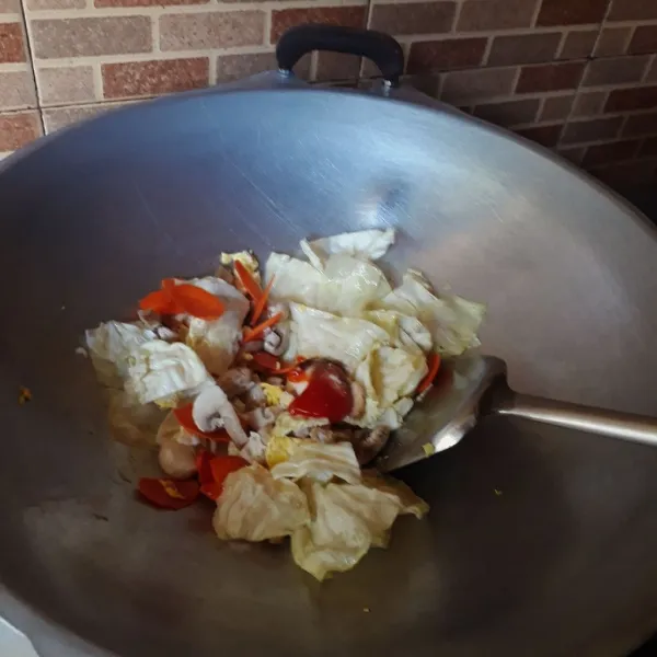 Tambahkan garam, kaldu, saos lombok, saos tiram, saos tape, gula dan merica. Masak sebentar hingga sayuran layu.