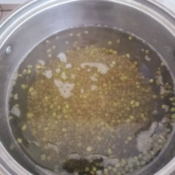 Didihkan air, lalu masukkan kacang hijau.