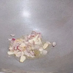 Tumis bawang merah dan bawang putih hingga harum.