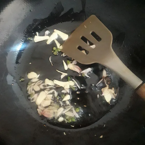 Panaskan minyak goreng dan tumis bumbu iris sampai harum.
