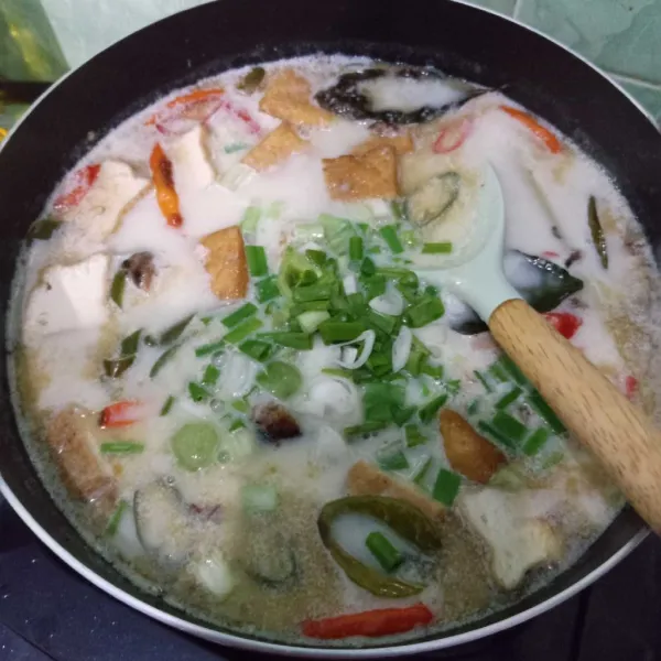 Masukkan daun bawang, masak sebentar.