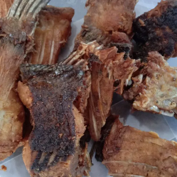 Penampakan ikan bawal yang sudah digoreng.