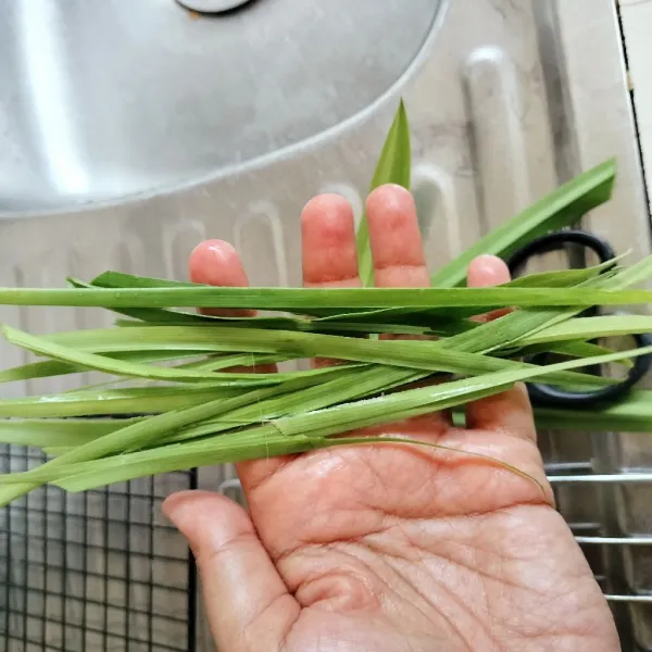 Ambil daun pandan, sobek-sobek terlebih dahulu agar aroma lebih keluar, lalu masukkan ke dalam rebusan kacang hijau.