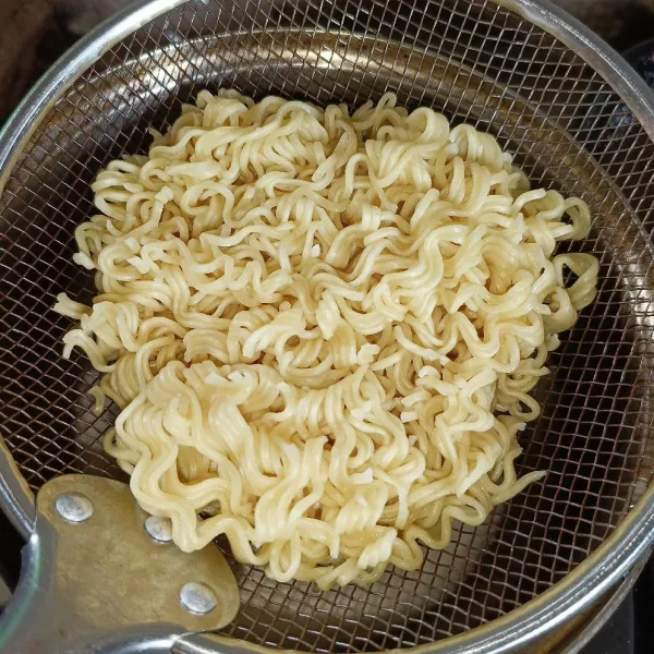 Rebus mie telur sampai matang, angkat dan tiriskan.