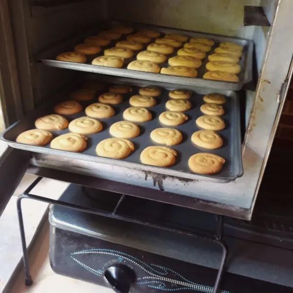 Panggang dalam oven yang sudah dipanaskan dengan api sedang cenderung kecil hingga matang, sesuaikan dengan oven masing - masing (saya menggunakan oven tangkring).