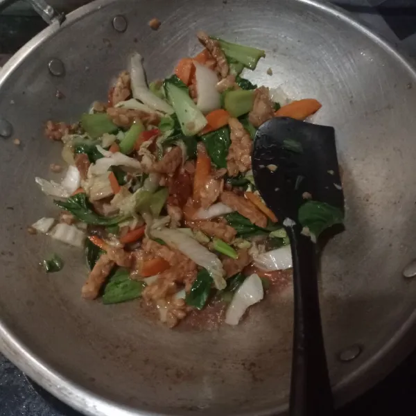 Aduk sampai tercampur rata, masak sampai matang, cek rasa.