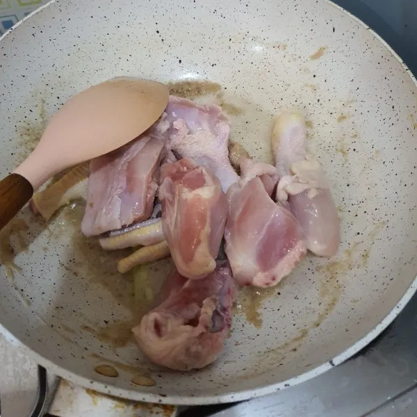 Masukkan ayam, masak sampe berubah warna.