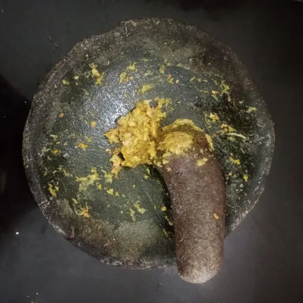 Ulek bumbu halus bersama garam dan penyedap.