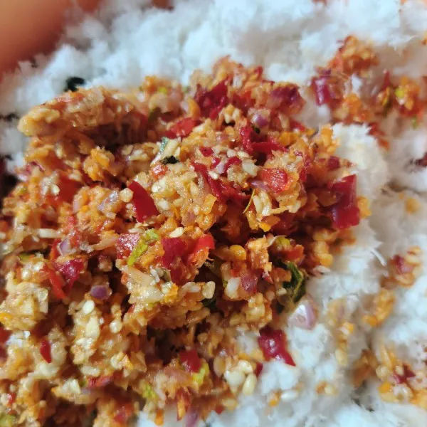 Beri kelapa dan bumbu yang sudah dihaluskan.