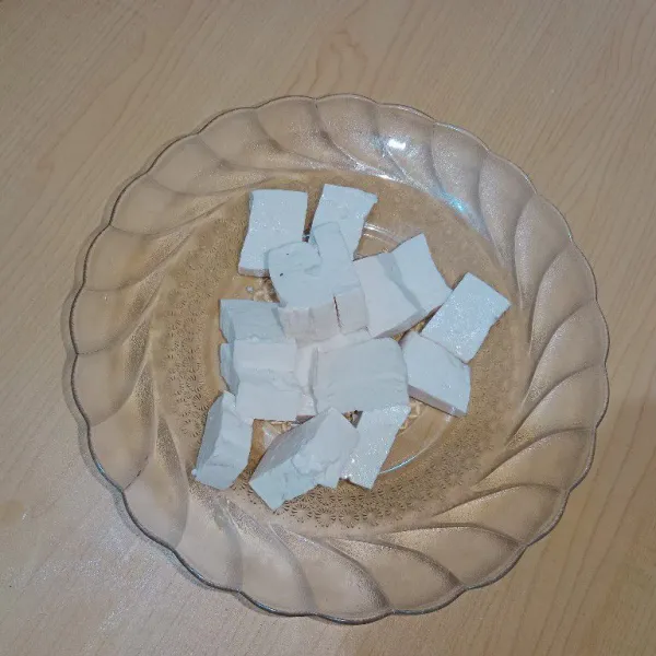 Potong tahu menjadi dadu.