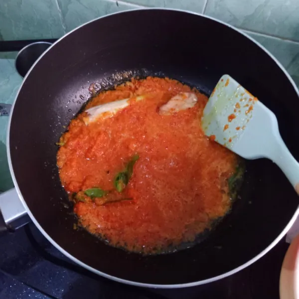 Panaskan minyak, tumis bumbu halus, serai, jahe serta daun jeruk hingga harum.