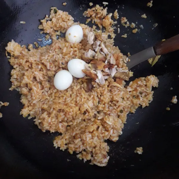 Masukkan ayam suir dan telur puyuh.Tambahkan garam, kaldu jamur, saus cabe, saus tiram.A duk merata. Test rasa.Jika dirasa sudah pas, matikan kompor. Siap untuk disajikan.