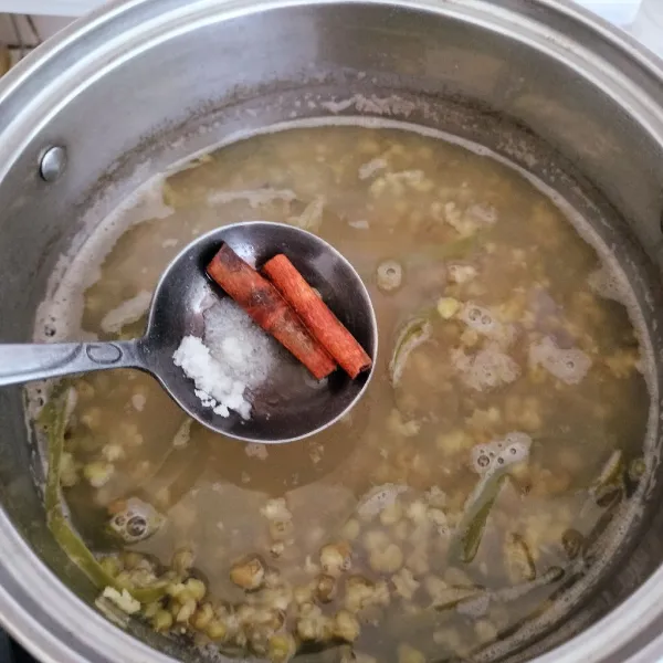 tambahkan kayu manis, garam dan gula merah, masak hingga mendidih dan kacang hijau pecah.