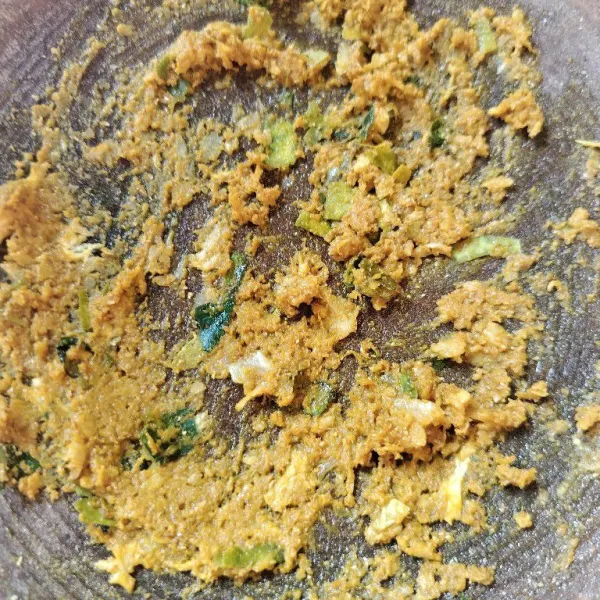 Uleg atau blender. Panaskan minyak dalam wajan, goreng peyek udang. Tiriskan dan sajikan.