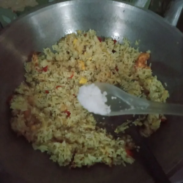 Masukkan garam, gula, dan kaldu bubuk. Aduk rata dan koreksi rasa.