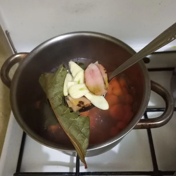 Masukkan daun salam, irisan lengkuas dan bawang putih, aduk rata.