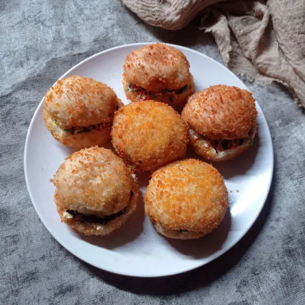 Ambil 1 donat belah jangan putus olesi butter cream lalu beri mesis, sajikan.