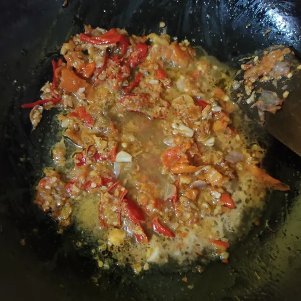 Masukkan air, kaldu bubuk dan gula pasir. Masak hingga mendidih, tes rasa.
