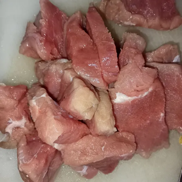 Potong daging mengikuti serat daging dengan ketebalan 1 cm (karena nantinya akan menyusut ukurannya jadi gunakan ukuran lebih tebal saat mentahnya).