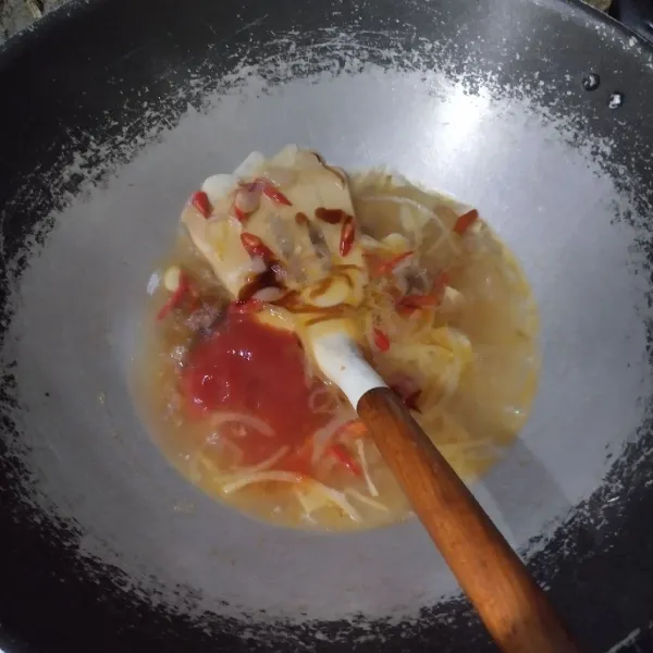 Masukkan saus tomat, saus sambal, garam dan kaldu bubuk. Aduk rata.