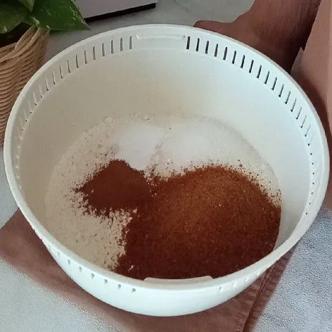 Campur terigu, gula palm, gula pasir, bubuk kayumanis dan baking powder. Aduk rata.