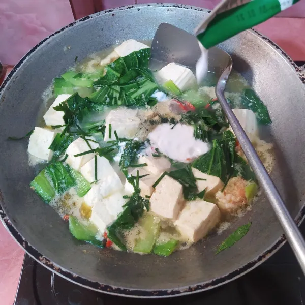 Kalau sudah matang, tuang santan dan beri daun jeruk. Koreksi rasa.