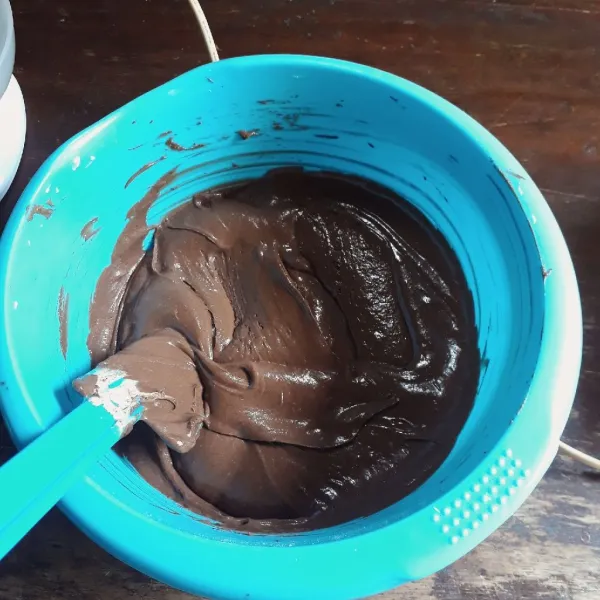 Tambahkan margarin, aduk balik dengan spatula.