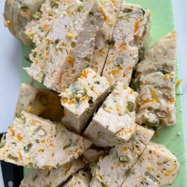 Potong potong kukusan ayam menjadi bentuk sesuai selera.