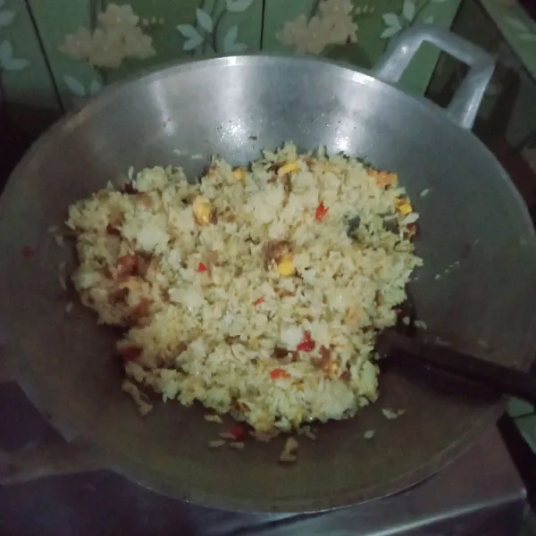 Masukkan nasi dan aduk rata.