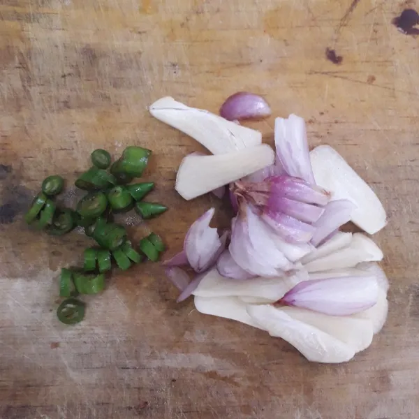 Iris iris duo bawang dan cabe rawit.
