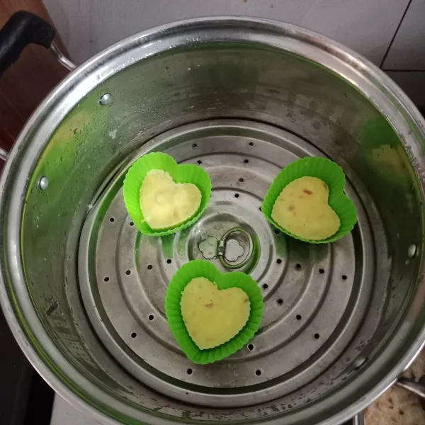 Kukus adonan selama 10 menit. Siap untuk di sajikan.