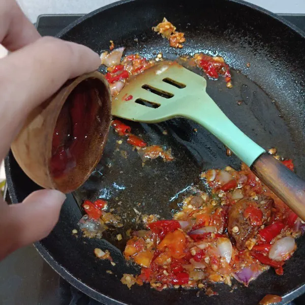 Masukkan saus tomat, saus tiram, gula merah tumis hingga tercampur merata. Aduk aduk saja.