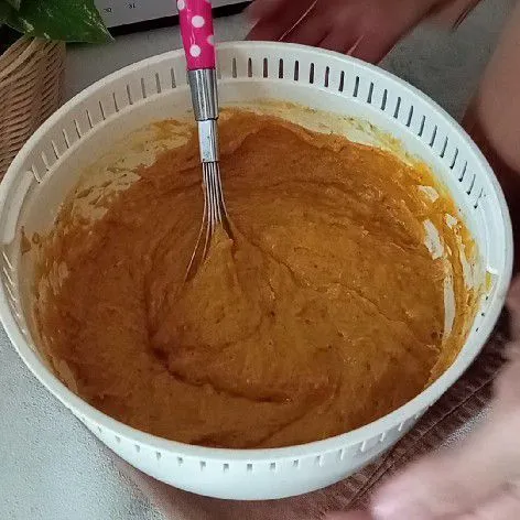 Masukan campuran bahan cair ke dalam campuran bahan kering, aduk asal rata saja. Jangan overmixed.