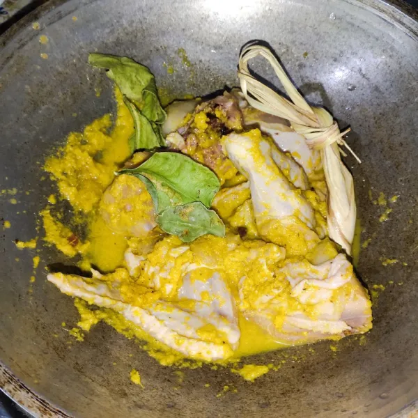 Masukan bumbu halus yang telah di haluskan. Beri air, garam, daun jeruk, daun salam, sereh. Masak sampai matang.