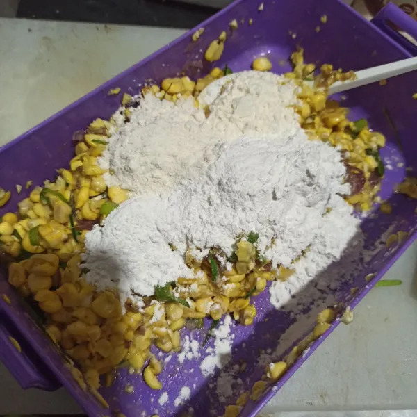 Beri tepung beras dan tepung terigu lalu aduk.