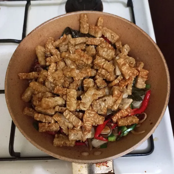 Masukkan tempe goreng.