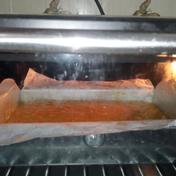 Panaskan oven, panggang kue selama 40 menit dengan suhu 170° C api atas bawah.