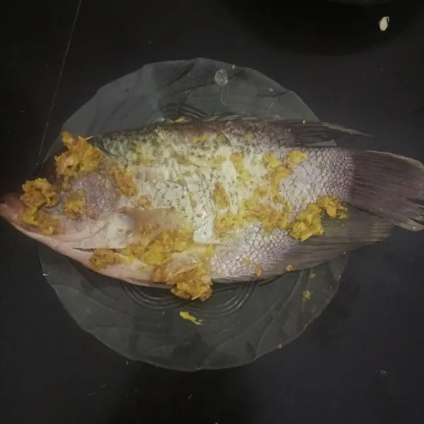 Marinasi ikan dengan bumbu selama 2 jam.